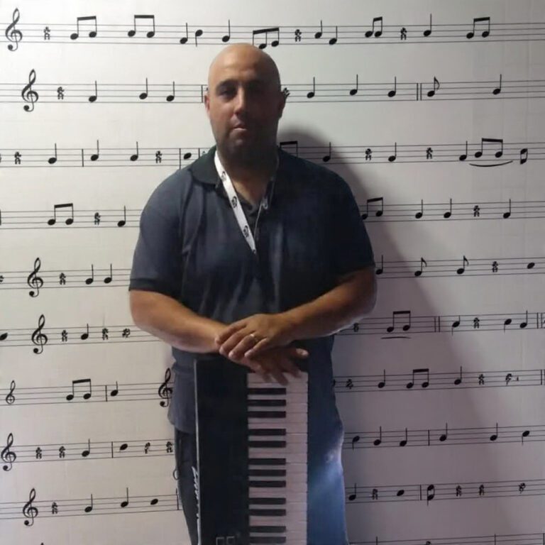 Professor | sopro, cordas, percussão e teclas — Votorantim