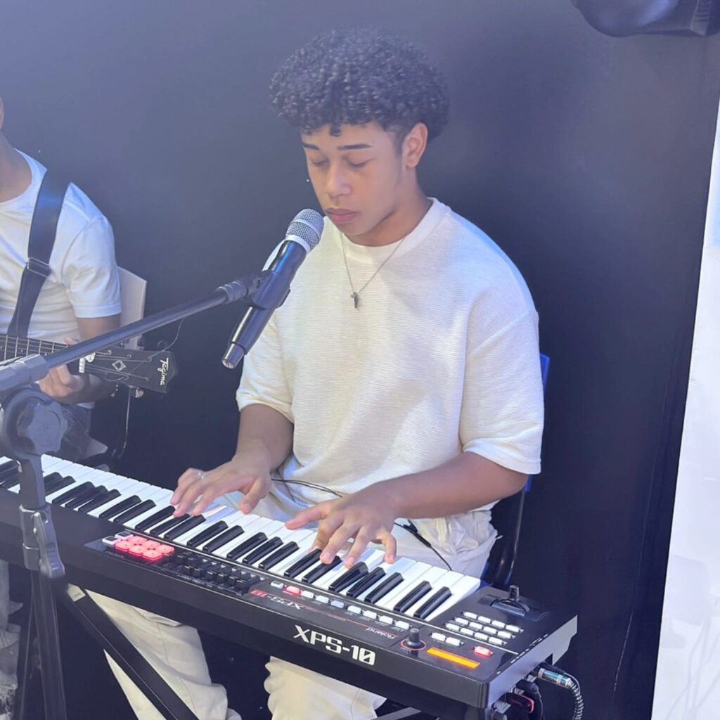 Renan Pedro – Voz, Teclado e Violão
