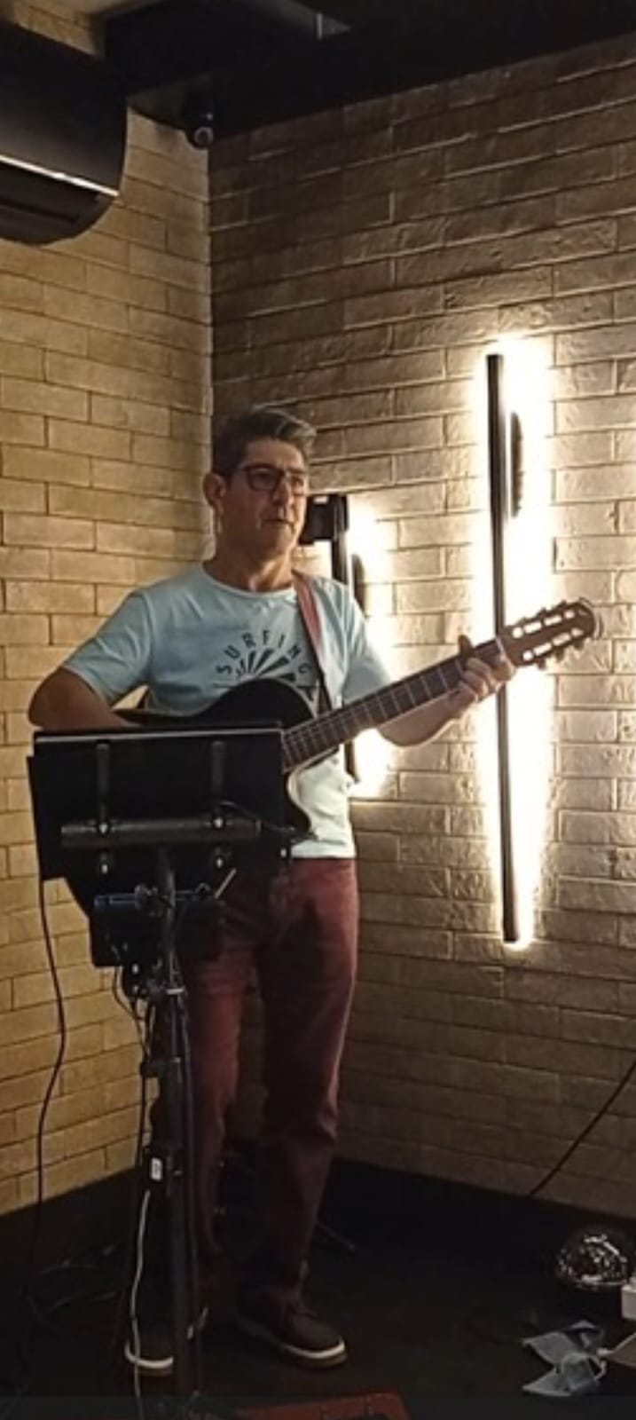 Dedé Osvath | Violão | Voz | Percussão
